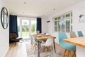 Beach House for 8 With hot tub Garden