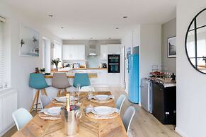 Beach House for 8 With hot tub Garden