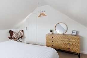 Beach House for 8 With hot tub Garden