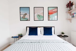 Beach House for 8 With hot tub Garden