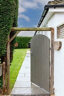 Beach House for 8 With hot tub Garden