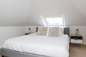 Beach House for 8 With hot tub Garden