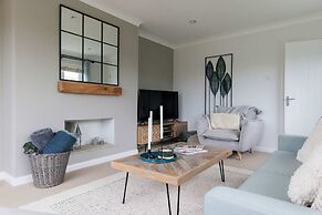 Beach House for 8 With hot tub Garden