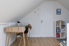 Beach House for 8 With hot tub Garden