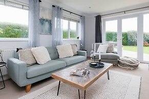 Beach House for 8 With hot tub Garden