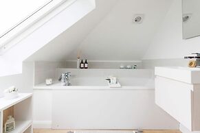 Beach House for 8 With hot tub Garden