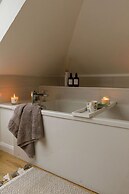 Beach House for 8 With hot tub Garden