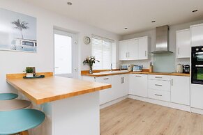 Beach House for 8 With hot tub Garden