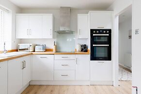 Beach House for 8 With hot tub Garden