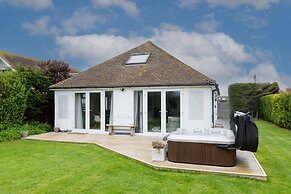 Beach House for 8 With hot tub Garden