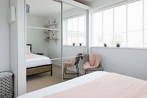 Beach House for 8 With hot tub Garden