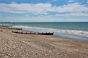 Beach House for 8 With hot tub Garden