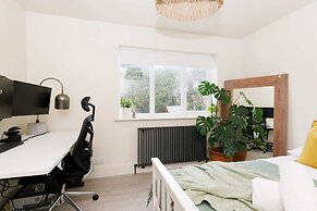 Stylish 4 Bed Home Close to Beach