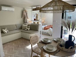 Stylish 4 Bed Home Close to Beach