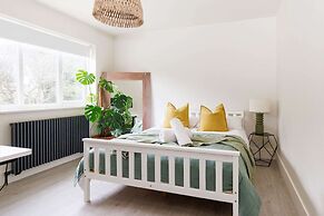 Stylish 4 Bed Home Close to Beach