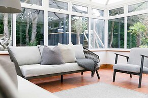 Stylish 4 Bed Home Close to Beach