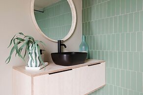 Stylish 4 Bed Home Close to Beach