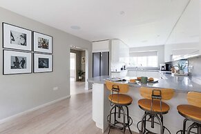 Stylish 4 Bed Home Close to Beach