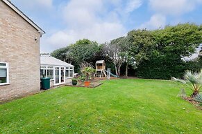 Stylish 4 Bed Home Close to Beach