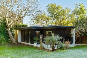 Stylish 4 Bed Home Close to Beach