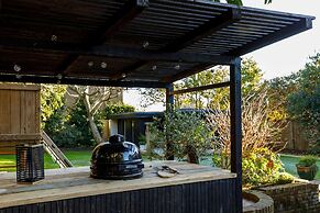 Stylish 4 Bed Home Close to Beach