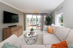 Stylish 4 Bed Home Close to Beach