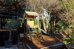 Stylish 4 Bed Home Close to Beach