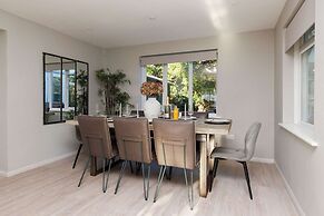 Stylish 4 Bed Home Close to Beach