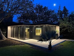 Stylish 4 Bed Home Close to Beach