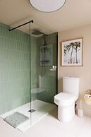 Stylish 4 Bed Home Close to Beach