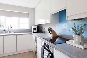 Stylish 4 Bed Home Close to Beach