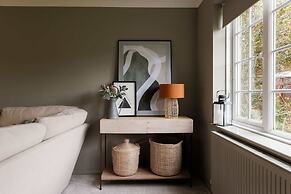 Stylish 4 Bed Home Close to Beach