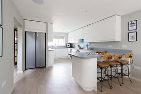 Stylish 4 Bed Home Close to Beach