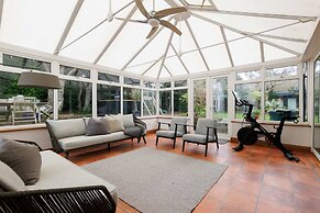 Stylish 4 Bed Home Close to Beach