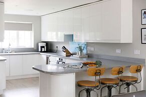 Stylish 4 Bed Home Close to Beach