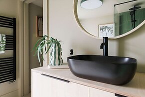 Stylish 4 Bed Home Close to Beach