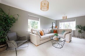 Stylish 4 Bed Home Close to Beach