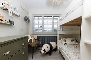 Stylish 4 Bed Home Close to Beach