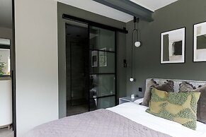 Stylish 4 Bed Home Close to Beach