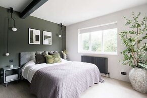 Stylish 4 Bed Home Close to Beach