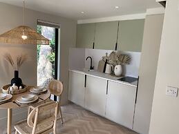 Stylish 4 Bed Home Close to Beach