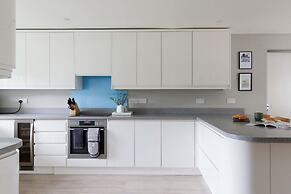 Stylish 4 Bed Home Close to Beach