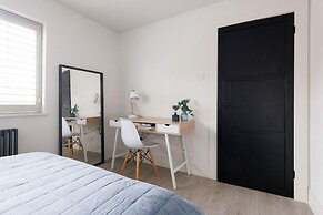 Stylish 4 Bed Home Close to Beach