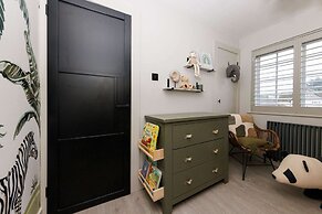 Stylish 4 Bed Home Close to Beach