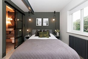 Stylish 4 Bed Home Close to Beach