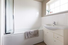 Stylish 4 Bed Home Close to Beach