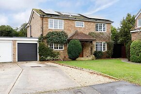 Stylish 4 Bed Home Close to Beach