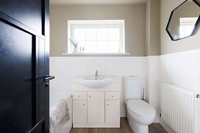 Stylish 4 Bed Home Close to Beach