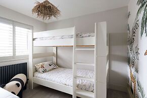 Stylish 4 Bed Home Close to Beach