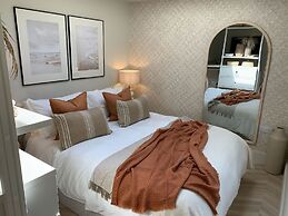 Stylish 4 Bed Home Close to Beach